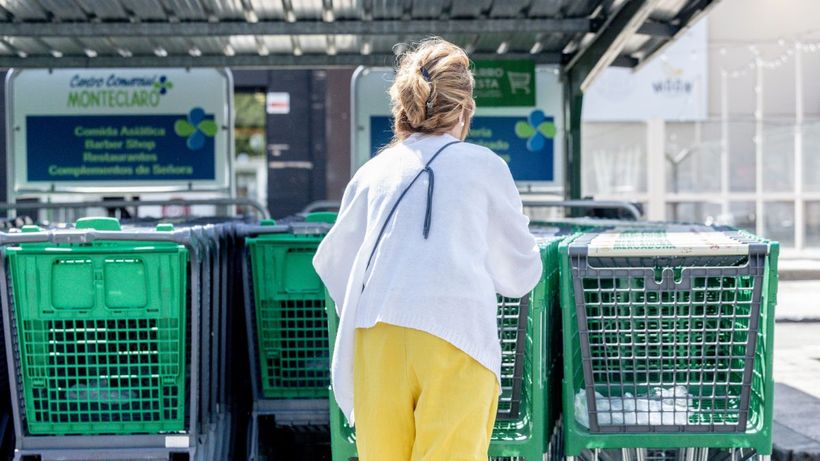 Una persona con un carro de Mercadona