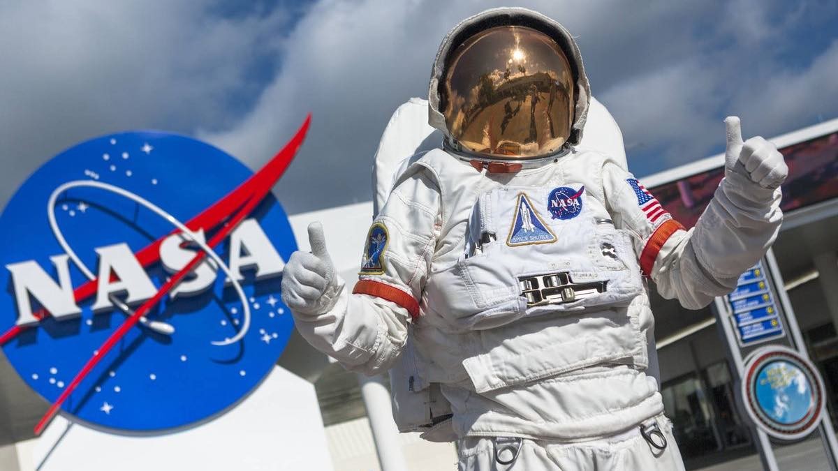 cuánto cobra un astronauta