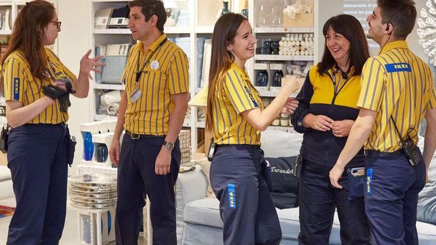 Cuánto gana un trabajador de IKEA en 2025: salarios, extras y complementos según cada puesto de trabajo