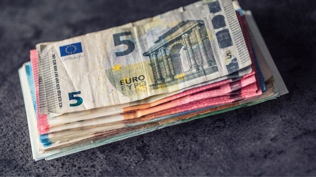 Varios billetes de euros