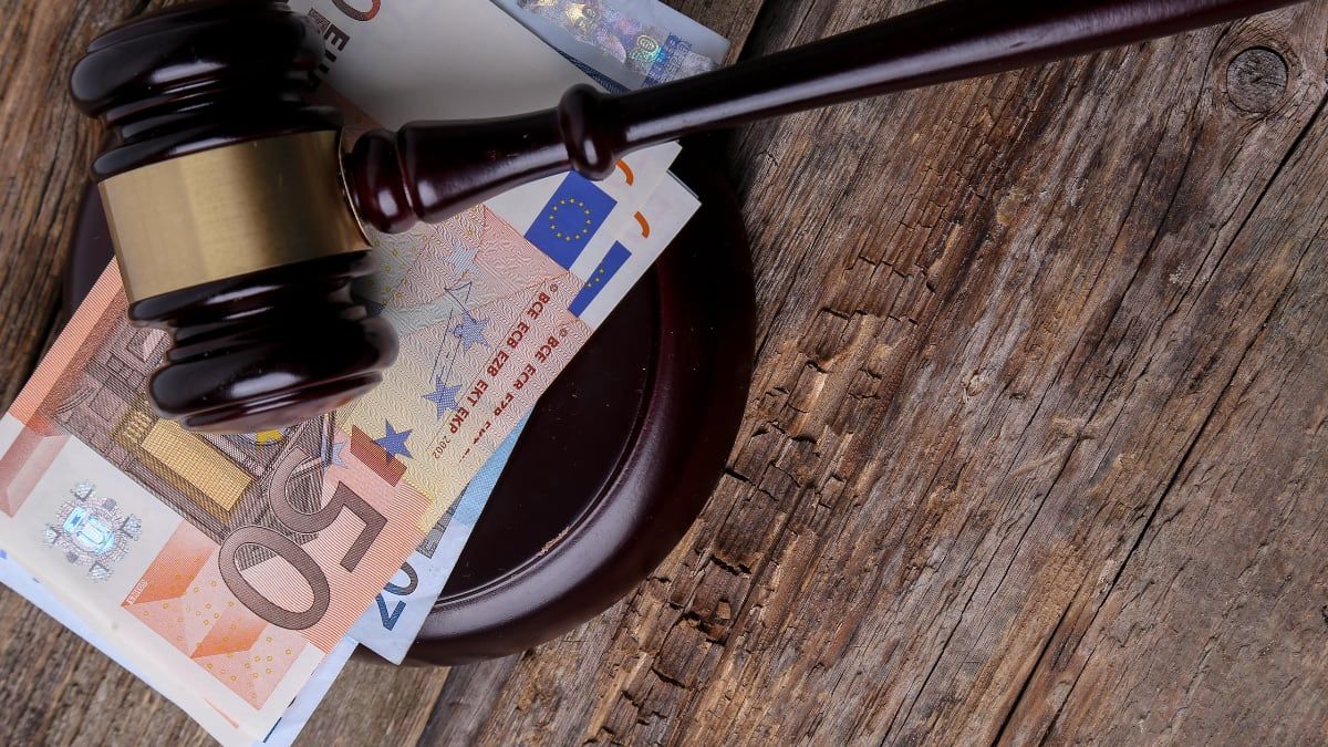 Mazo de un juez con dinero