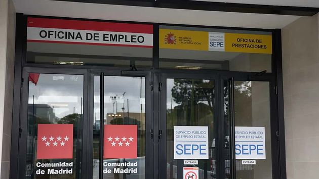 Una mujer espera en una oficina de empleo