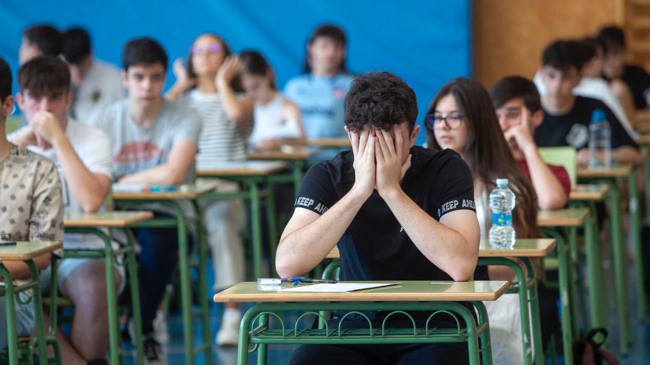 Cómo reclamar nota en selectividad y fechas para hacerlo en 2024 Un alumno nervioso por realizar el examen de selectividad