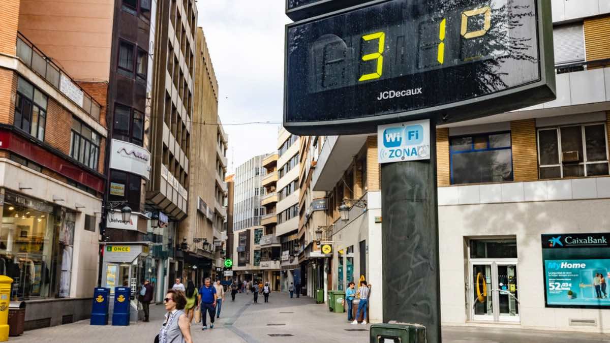 Termómetro de ciudad indicando 30 grados de temperatura