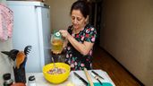 mujer de 60 años cocinando