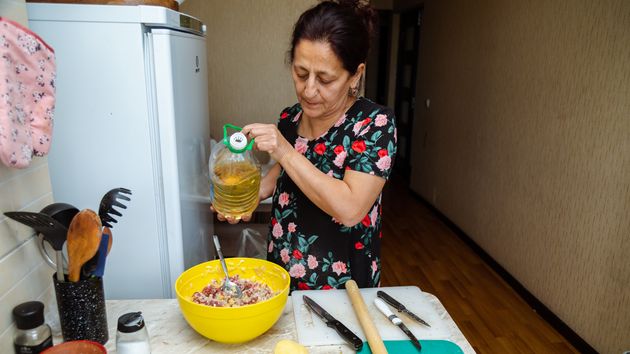 mujer de 60 años cocinando