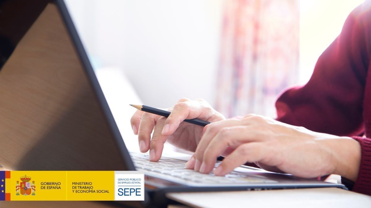 Cursos del SEPE para crear aplicaciones Android Una persona hace un curso del SEPE