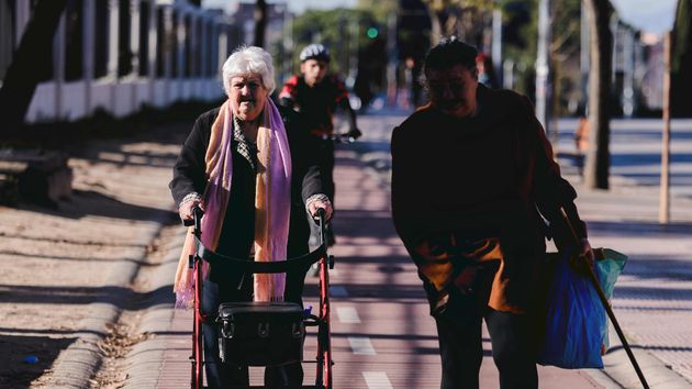 Una persona camina con un andador