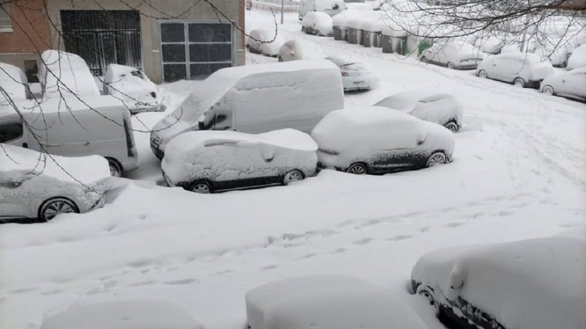 Coches nevados por el frío extremo en España