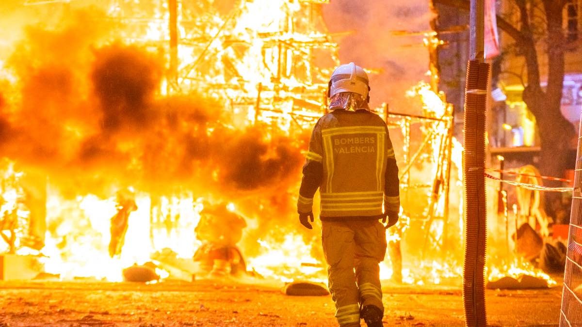 Un bombero en acción de la Comunidad Valenciana