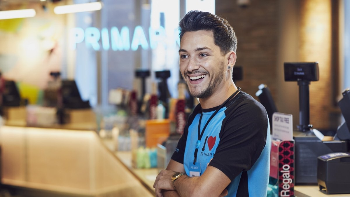 Fijo desde el primer día: Primark busca personal y ofrece contrato indefinido sin pedir experiencia