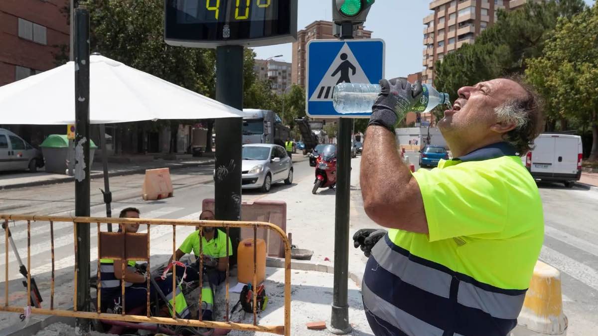 AEMET avisa de una nueva y asfixiante ola de calor: qué trabajos deben parar