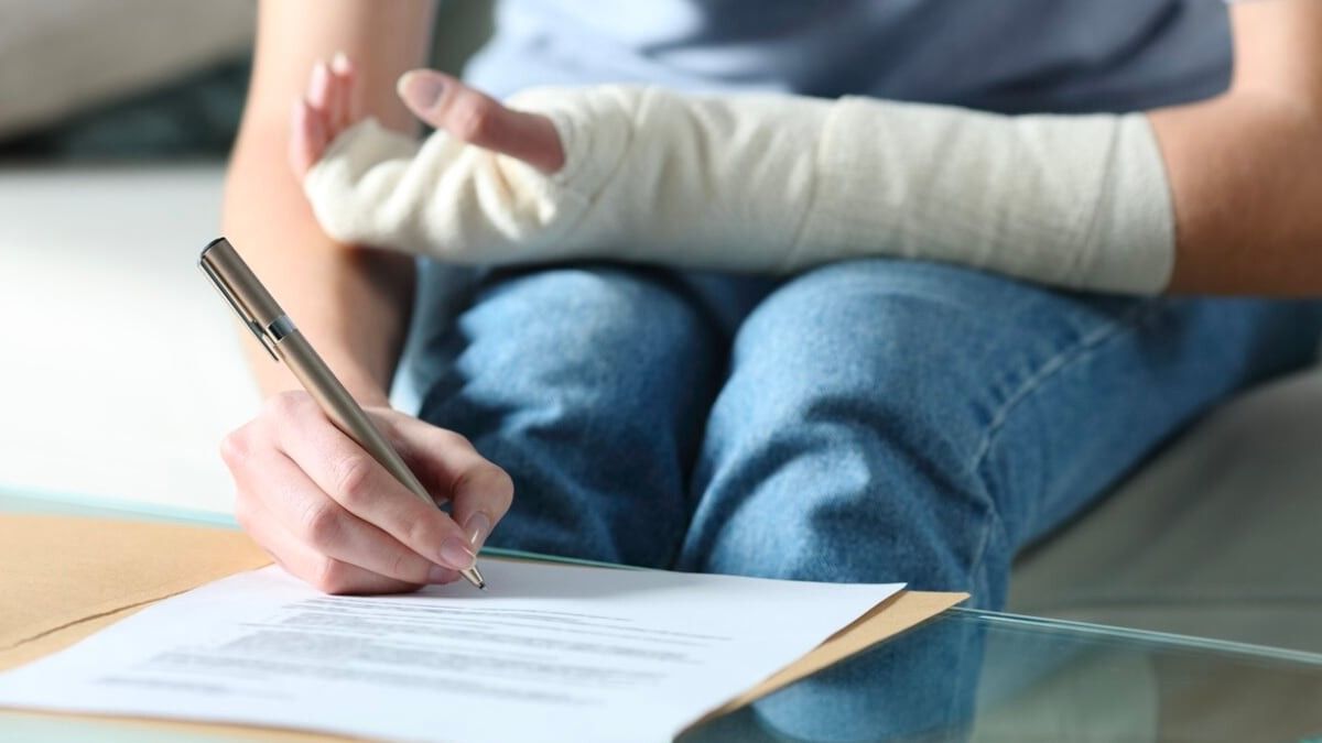 Una mujer firma la incapacidad permanente