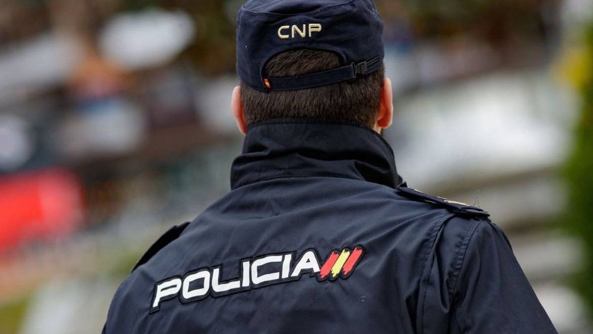 Un agente de la Policía Nacional