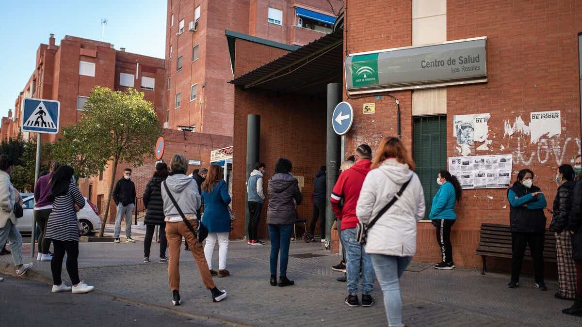 pacientes esperando en centro de salud
