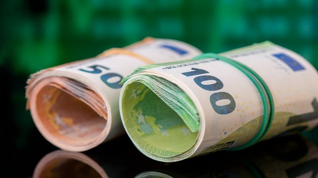 billetes de 50 y 100 euros enrollados
