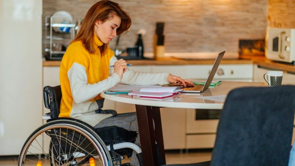 Una mujer en silla de ruedas