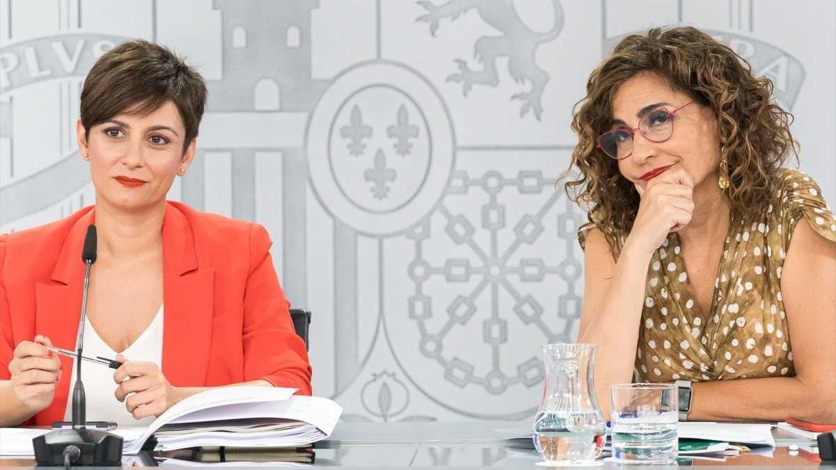 María Jesús Montero, Ministra de Hacienda, junto a Isabel Rodríguez, Ministra de Vivienda María Jesús Montero junto a Isabel Rodríguez