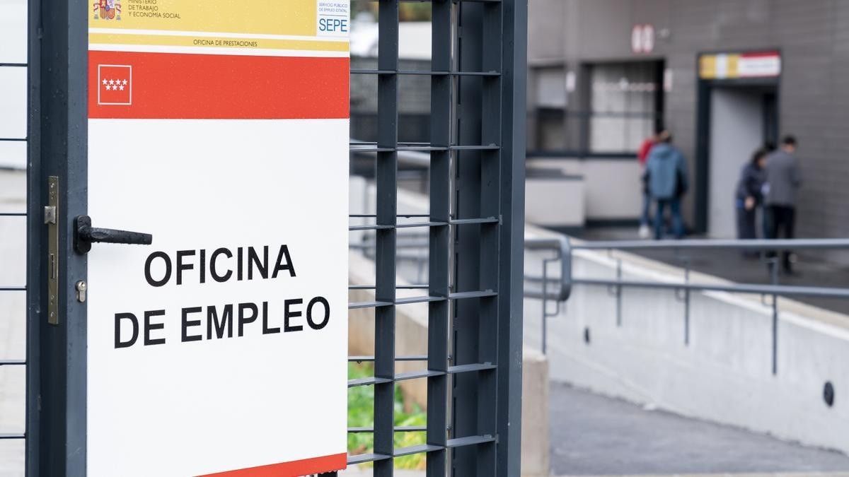 compatibilizar el subsidio por desempleo con un trabajo cartel de una oficina de empleo del SEPE