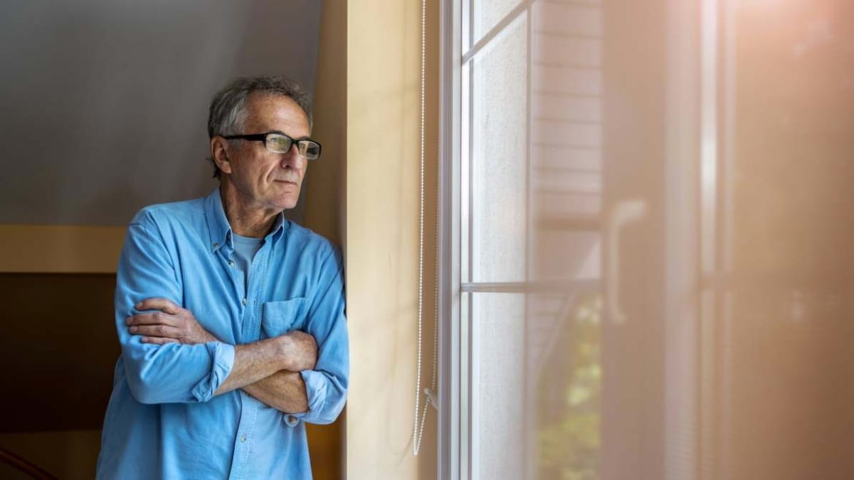 jubilado mira por la ventana