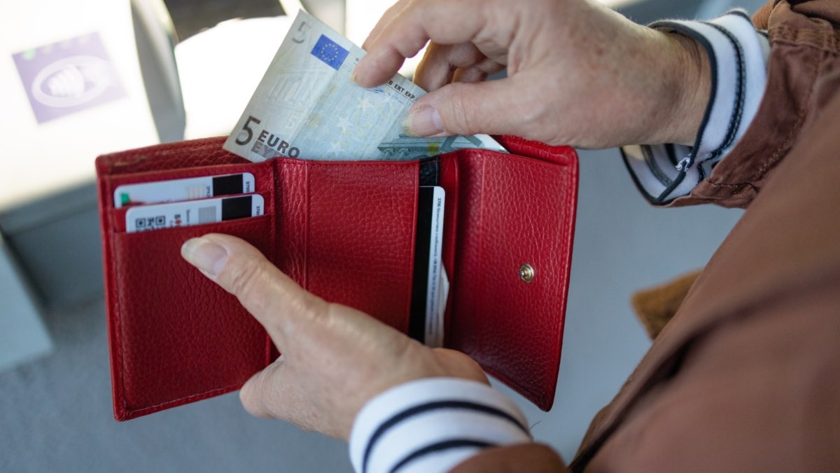 Adiós a estos billetes: dejan de circular y así debes que cambiarlos mujer sacando billete de 5 euros de la cartera