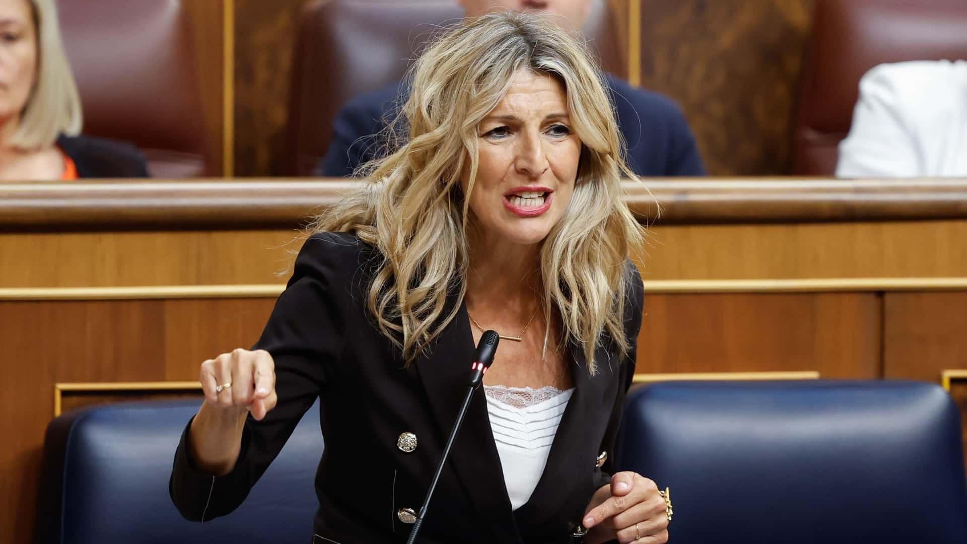 Mujer entrando a una oficina de empleo