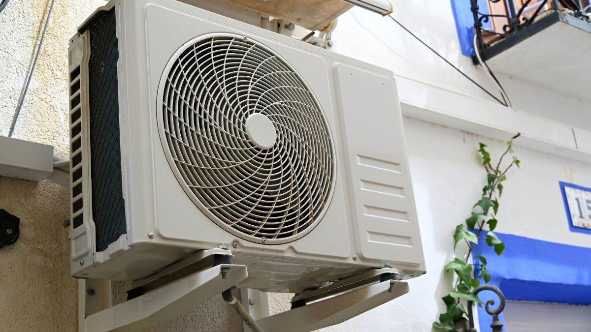 Aire acondicionado antiguo colocado en el exterior de una vivienda