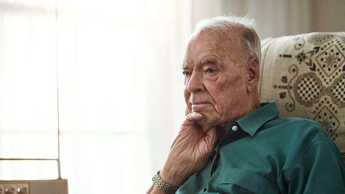 Un pensionista sentado con la mirada fija pensionsitas mirando con la mirada fija