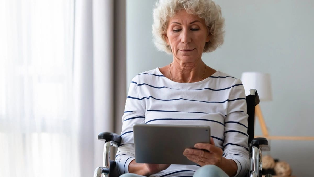 Cómo pasar de la incapacidad permanente a la pensión de jubilación Mujer en silla de ruedas