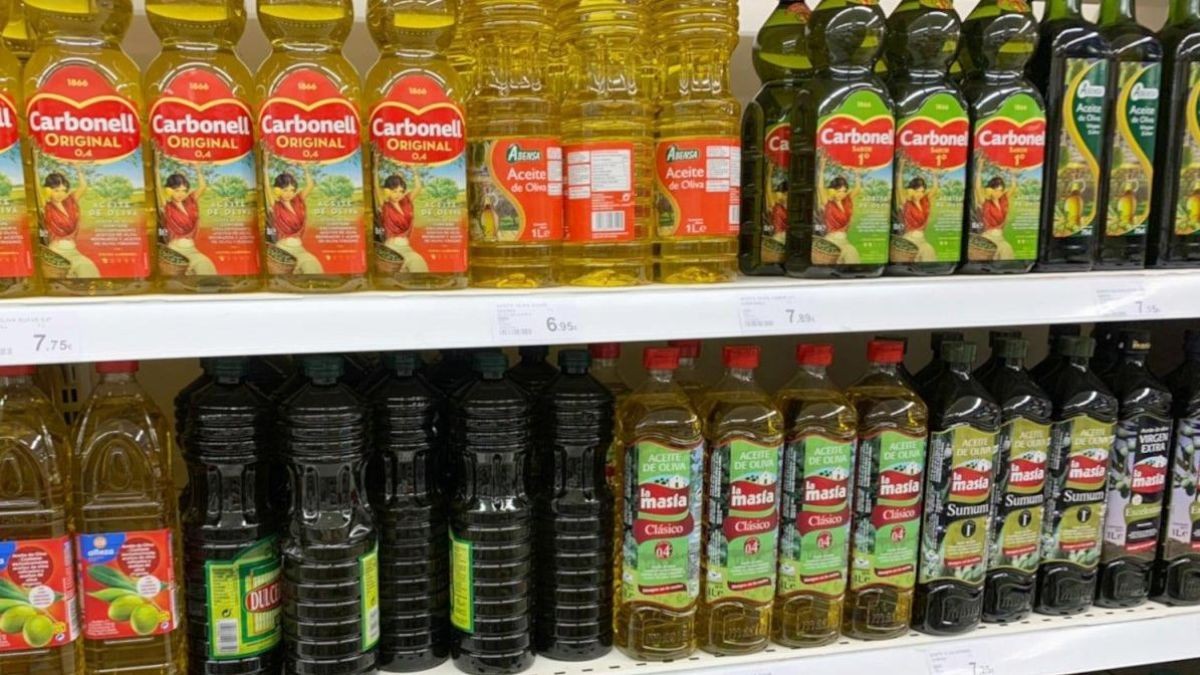 El precio del aceite de oliva baja en todos los supermercados, aunque solo lo hace unos céntimos