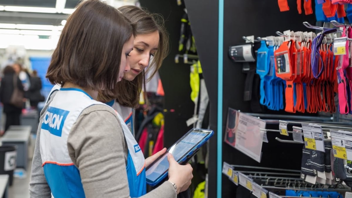 Vendedora de Decathlon atendiendo a una clienta