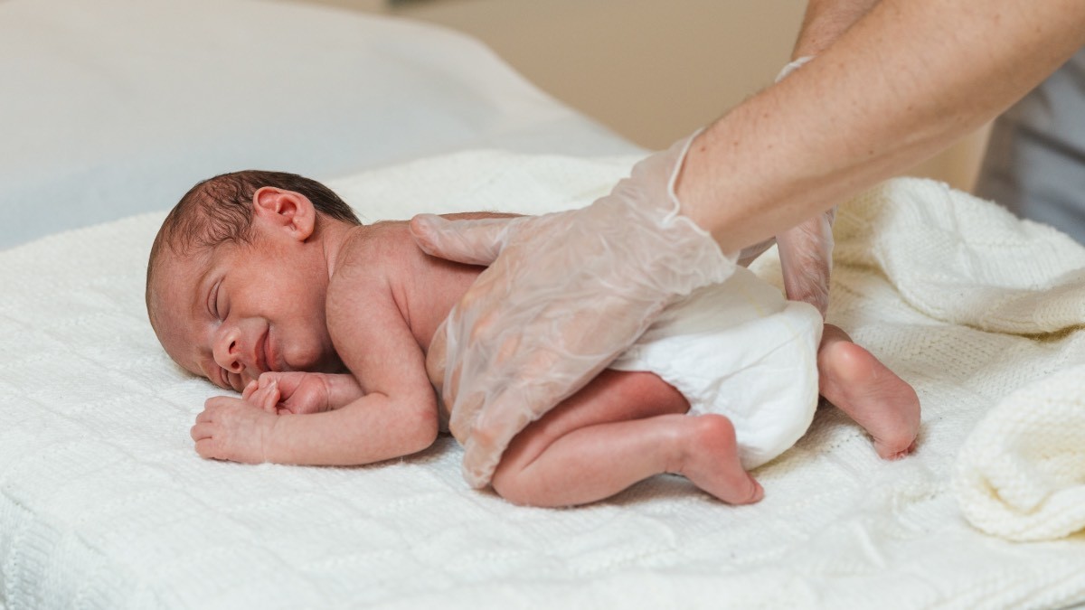 Bebé recién nacido atendido por un médico