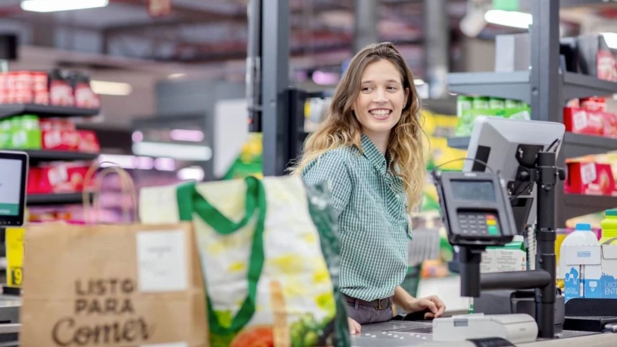 Sueldo de 1.500 euros y empleo fijo: cuatro supermercados que buscan personal sin estudios