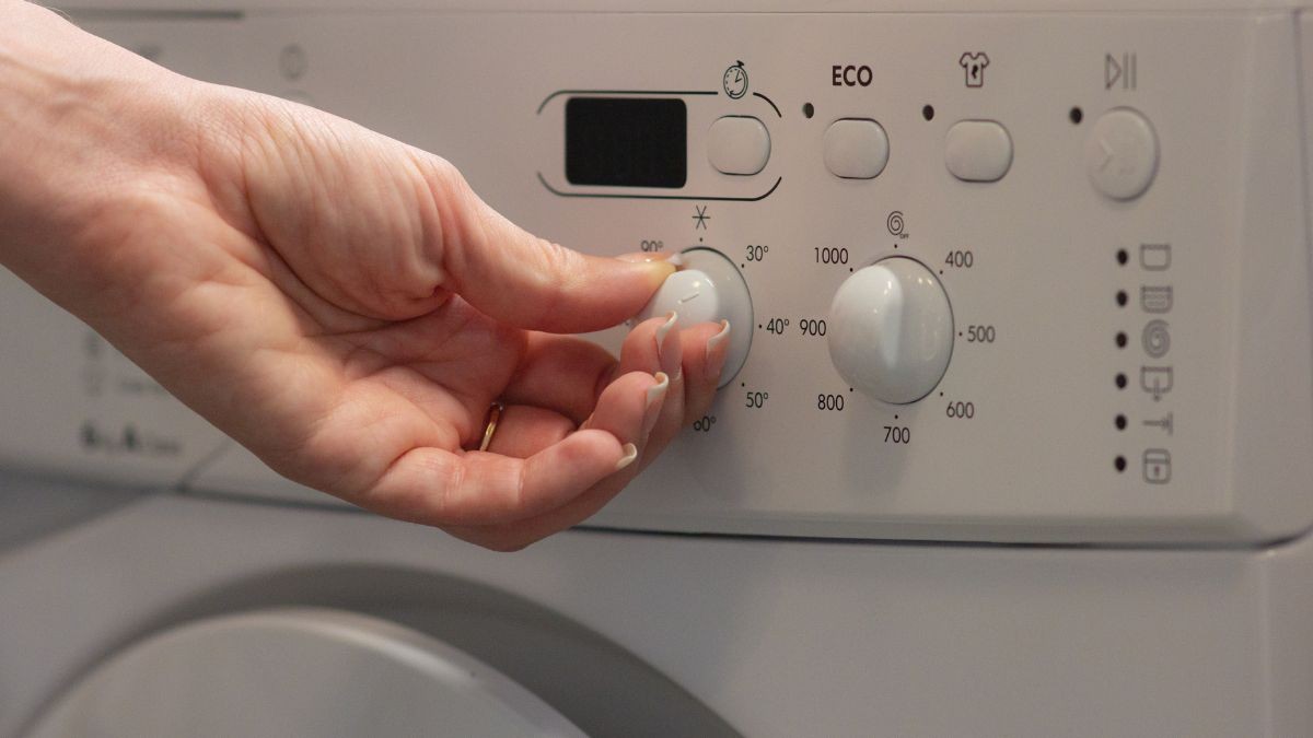 Olvídate de lavar la ropa a 40 grados, los expertos recomiendan un nuevo estándar que reduce la factura energética y preserva la ropa