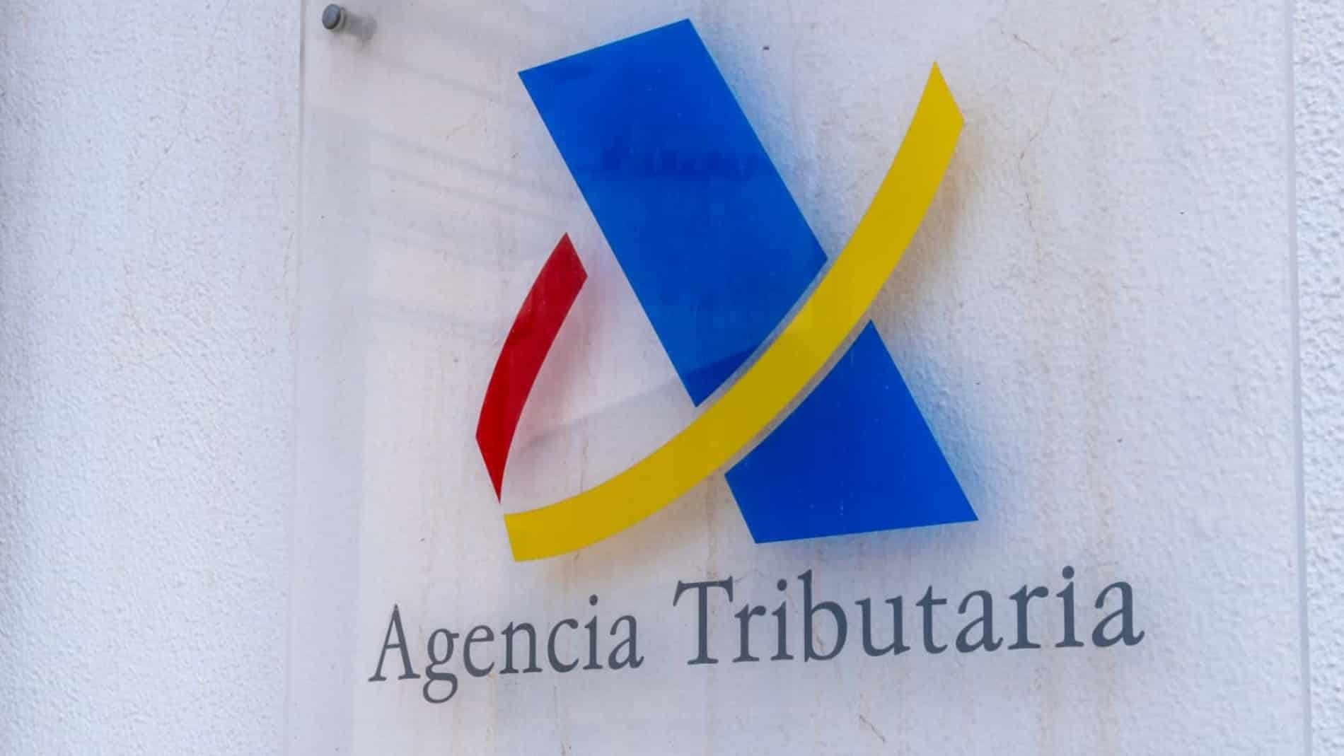 Fachada de una oficina de la Agencia Tributaria Logo de la Agencia Tributaria
