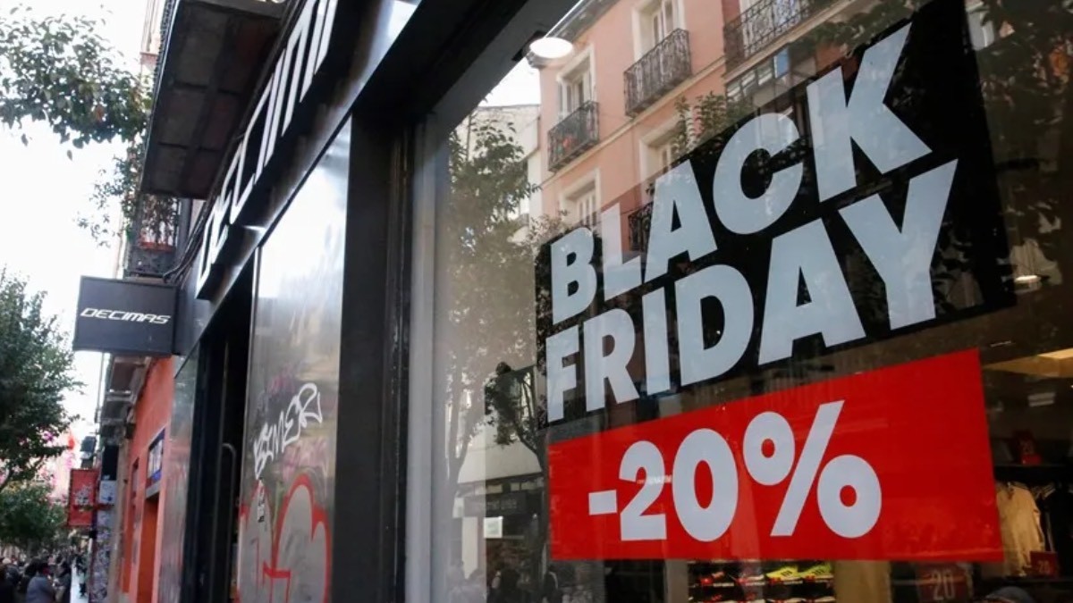 Escaparate con las rebajas del Black Friday
