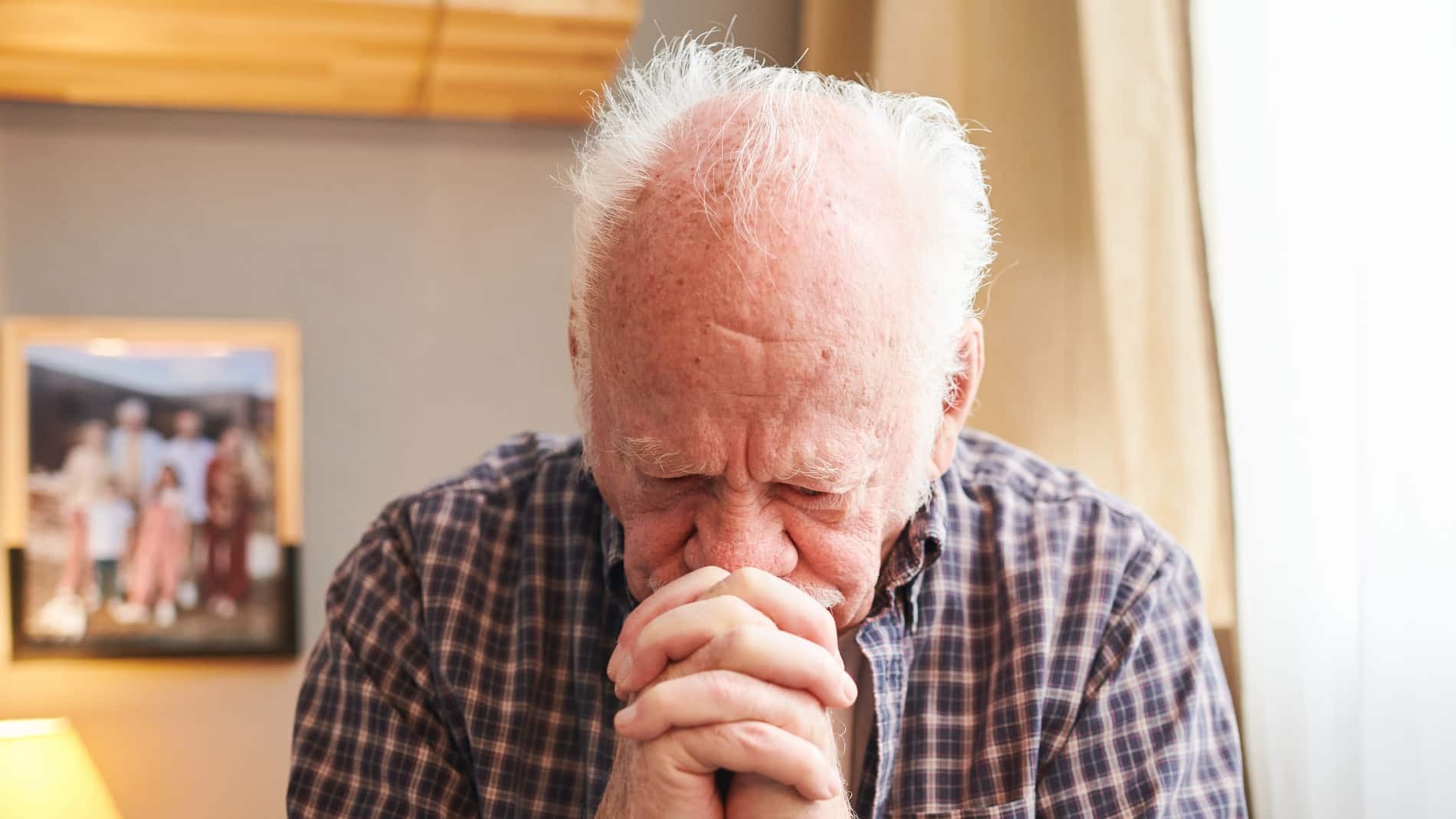 Un hombre mayor preocupado