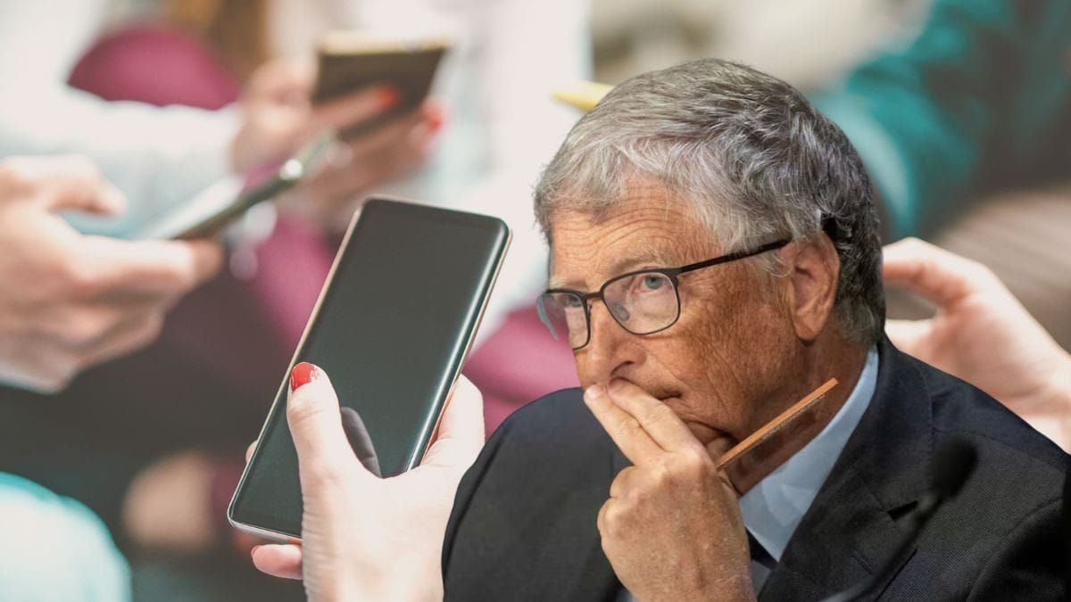 Bill Gates es tajante con el uso de los móviles: no se deben utilizar en este momento del día Bill Gates sobre una imagen de personas utilizando el teléfono móvil
