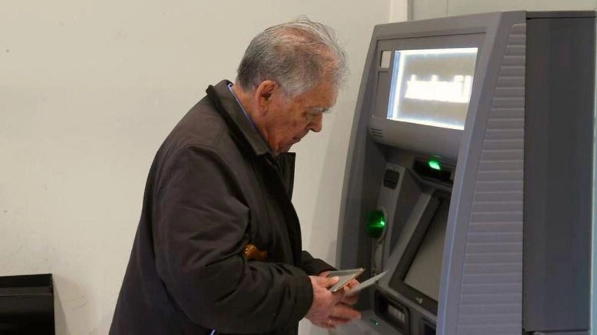 Cuándo se cobran las pensiones en noviembre de 2024: fechas en Caixabank, Santander, BBVA e ING