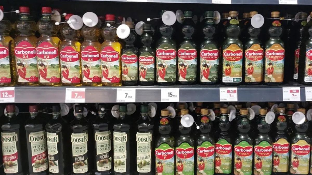 El precio del aceite de oliva virgen extra baja más de dos euros en estos supermercados Botellas de aceite de oliva con sistema antirobo en un supermercado.