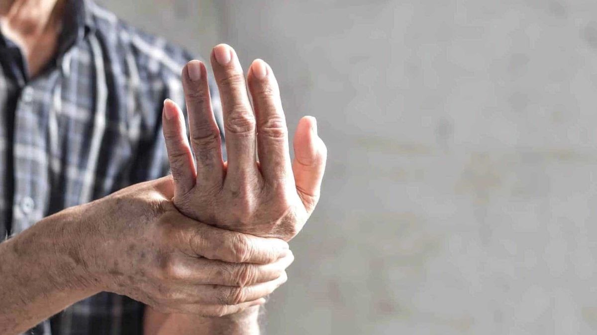 Un hombre con dolor en la mano hombre con dolor en la mano