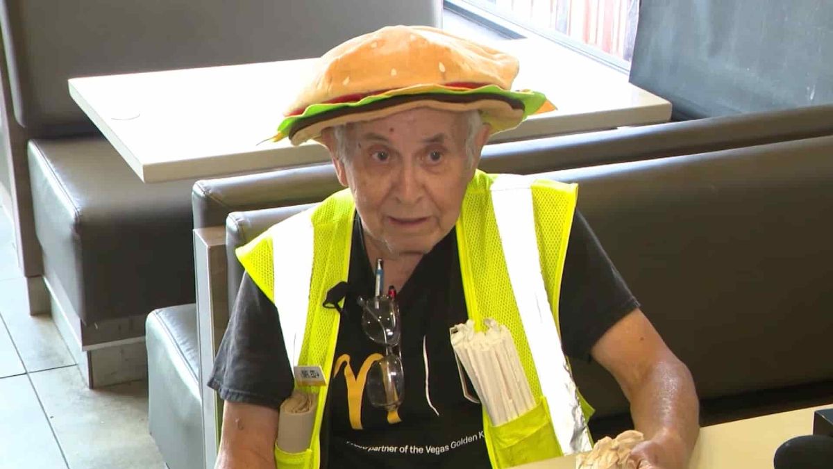 Edward Eubanks, de 82 años no puede jubilarse y sigue trabajando en un restaurante de la cadena McDonald's Edward Eubanks, de 82 años no puede jubilarse y sigue trabajando en un restaurante de la cadena McDonald's