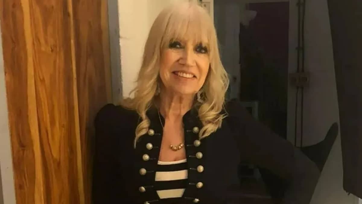 Carolyne Martin, de 74 años, trabaja para complementar la pensión