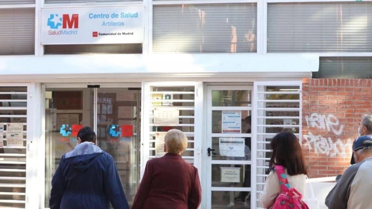 La Seguridad Social explica que los padres con hijos menores de 26 años que no trabajen tienen derecho a la sanidad pública