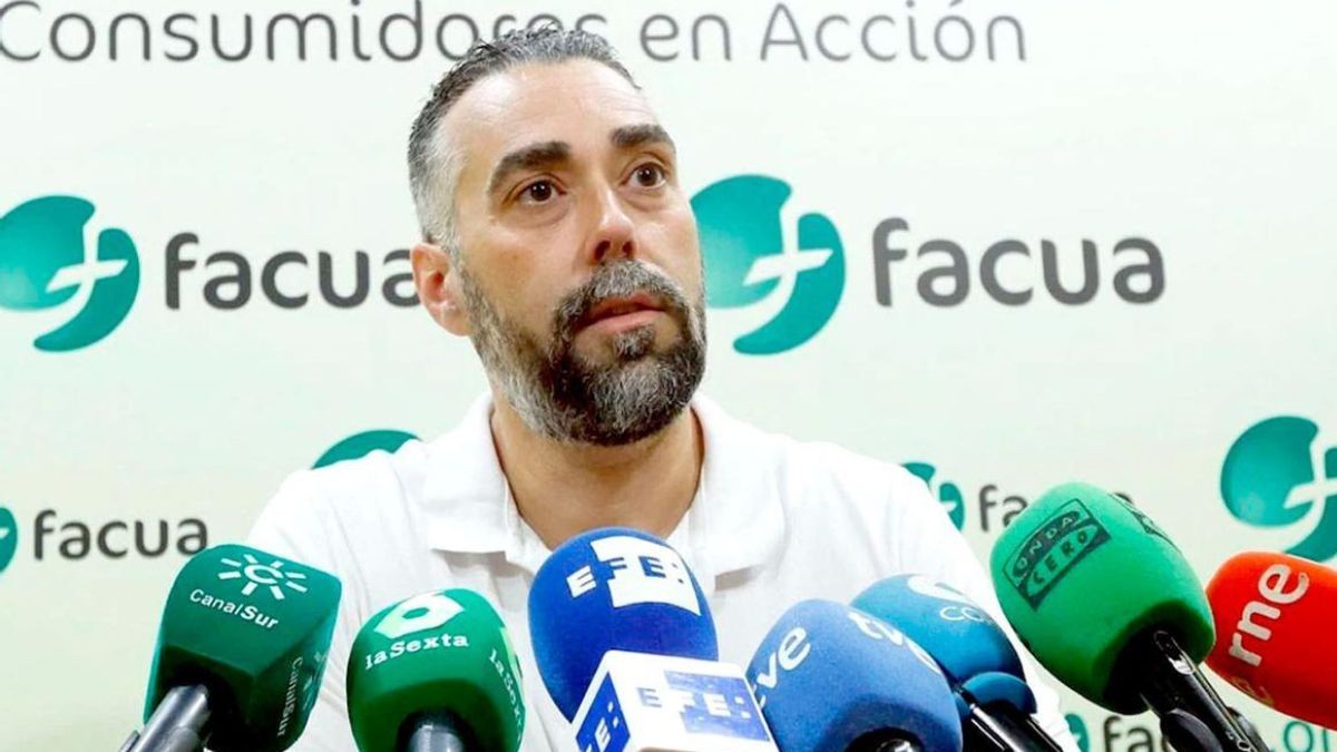 El secretario general de Facua con varios micrófonos.