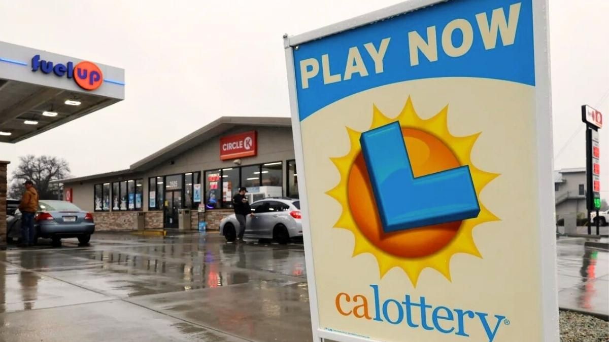 Gasolinera con el cartel de lotería y un mensaje para jugar