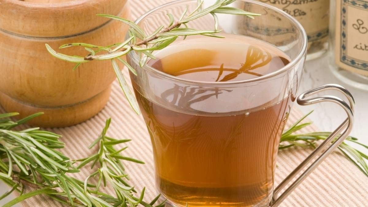 La infusión que ayuda a dormir toda la noche, quema grasa y mejora la memoria infusion en una taza