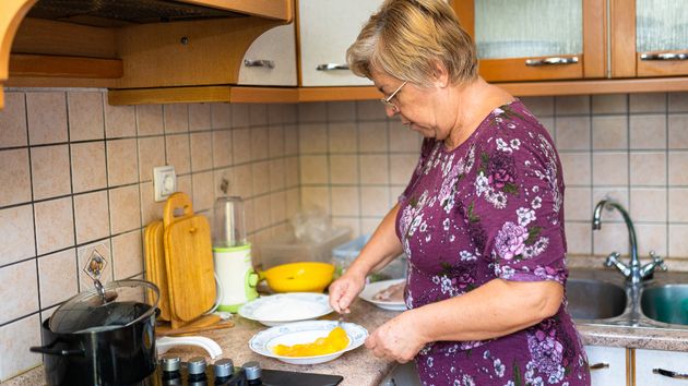 una ama de casa cocinando