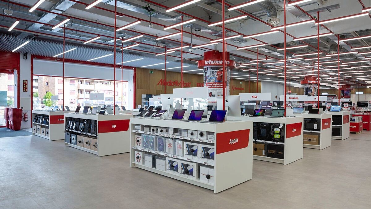 Interior de una tienda Mediamarkt Entrada de una tienda MediaMarkt