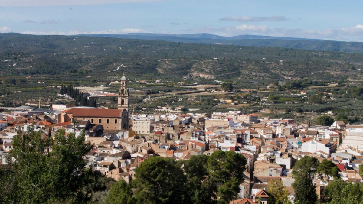 Se buscan vecinos en este pequeño pueblo: hay empleo y casas por 11.000 euros Localidad de Enguera, en la provincia de Valencia.